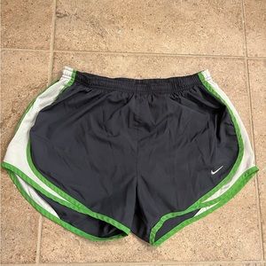 Women’s medium nike tempo shorts